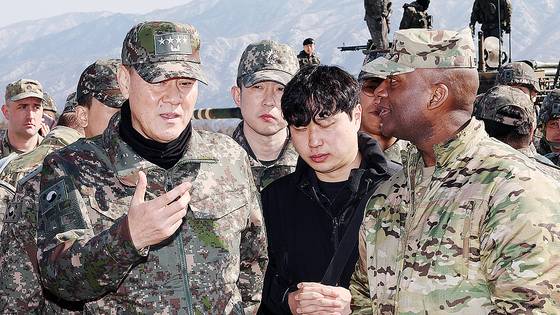 김명수 합참의장과 제이비어 브런슨 한미연합군사령관이 지난 3월 6일 경기 포천시 승진훈련장에서 열린 '2025년 전반기 한미연합 수도기계화보병사단(수기사) 통합화력 실사격 훈련'에서 대화하고 있다. 연합뉴스