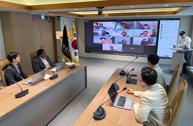 광운대와 조드푸르 인도 공과대학과의 온라인 간담회는 AI, 로봇, 전자바이오물리학 등 첨단기술 분야에서의 구체적인 협력 방안을 모색하기 위해 마련되었다. 사진은 온라인 간담회 장면