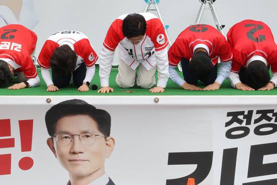 김문수 국민의힘 대선후보가 16일 충남 천안시 신세계백화점 앞에서 열린 유세에서 시민들에게 큰절을 하고 있다. 천안=연합뉴스