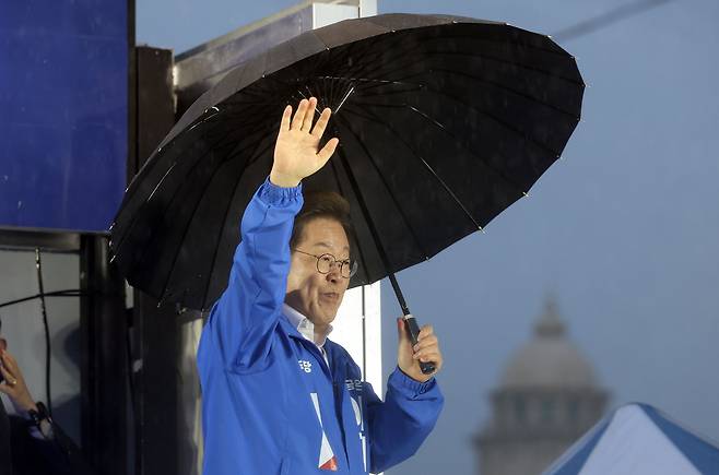 이재명 더불어민주당 대선 후보가 16일 오후 정북 정읍시 정읍역광장에서 유세를 마친 뒤 무대에서 내려가고 있다. 김성룡 기자