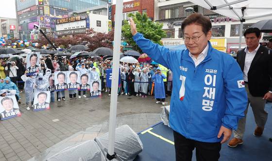 더불어민주당 이재명 대선후보가 16일 전북 전주시 전북대 후문에서 열린 유세에서 손을 흔들고 있다. 연합뉴스