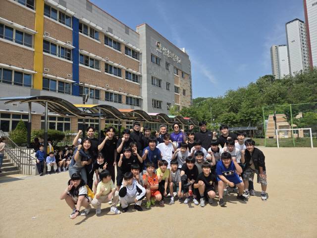 ▲ 원주 섬강초등학교(교장 최일호)가 스승의 날을 맞아 14~15일 이틀 간 교사, 학생, 학부모 등 교육공동체가 함께하는 특별한 행사를 가졌다.