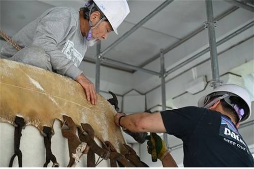 ▲ 청와대 ‘용고’를 복원하는 김관식 악기장(왼쪽).청와대재단 제공