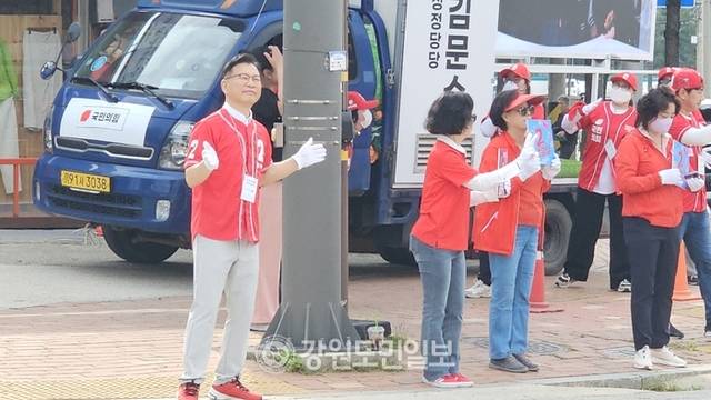 ▲ 이양수 국회의원이 16일 속초 노학동주민센터 앞 사거리에서 거리유세를 펼치고 있다.