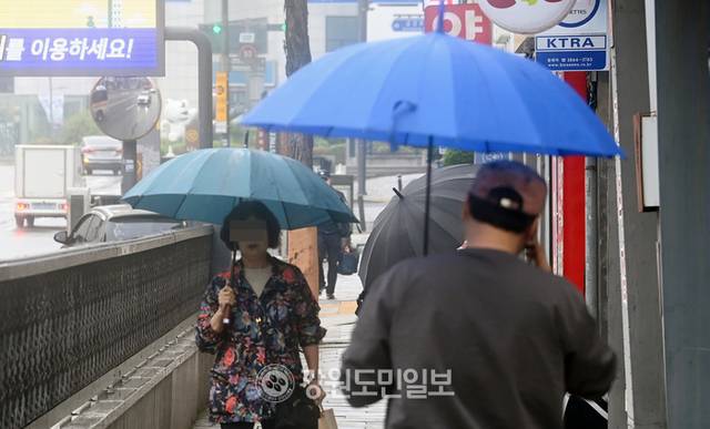 ▲ 이슬비가 내린 15일 춘천 중앙로에서 시민들이 우산을 쓰고 길을 걷고 있다. 방도겸 기자