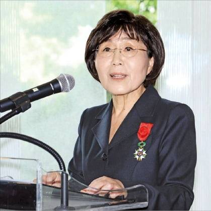 최정화 CICI 이사장이 15일 프랑스 최고훈장인 ‘레지옹 도뇌르 오피시에’를 받은 뒤 소감을 밝히고 있다. /이솔 기자