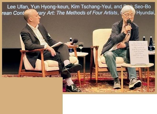 이우환 작가(오른쪽)가 지난 9일 미국 뉴욕 아시아소사이어티 박물관에서 열린 좌담회에서 앤드루 러세스 미술평론가와 과거를 회상하고 있다.  /김보라 기자