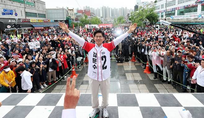 국민의힘 김문수 대통령 후보가 경기도 수원시 팔달구 지동시장에서 유세에 나섰다. 사진=뉴스1