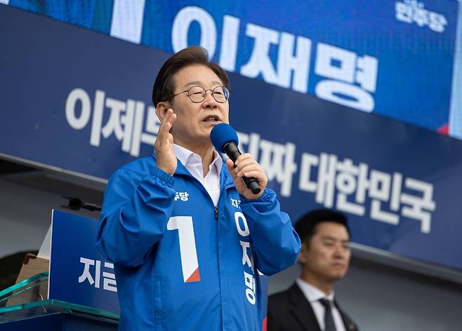 이재명 더불어민주당 대선후보가 16일 전북 군산시 구 시청광장에서 열린 유세에서 지지를 호소하는 연설을 하고 있다.  /연합뉴스