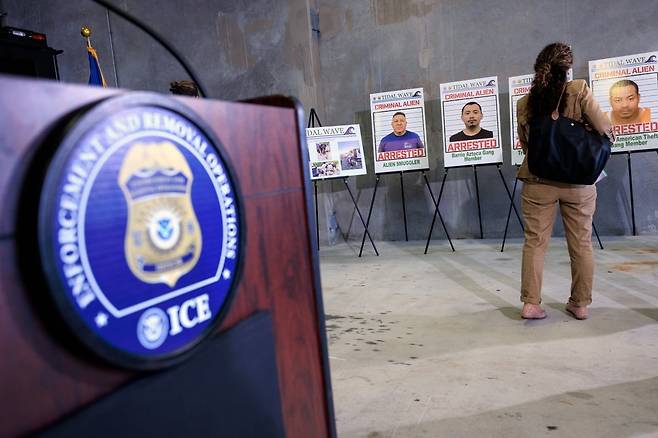 이민세관단속국(ICE)에 체포 및 추방된 사람들의 사진. /사진=EPA