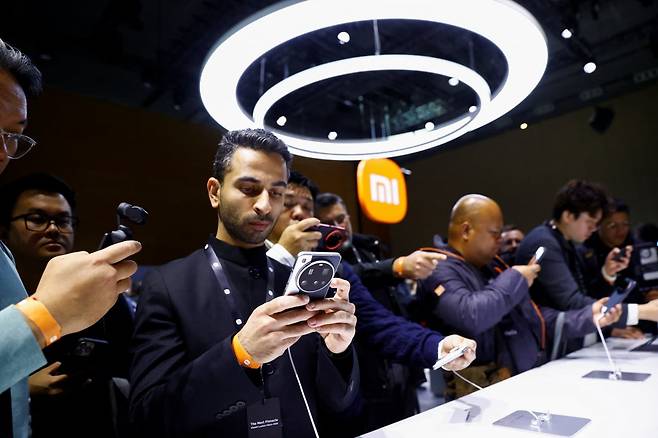 지난 3월 스페인 바르셀로나에서 열린 모바일 월드 콩그레스에서 관람객들이 샤오미15 시리즈를 관람하고 있다./로이터 연합뉴스