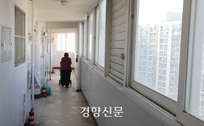서울시내 영구임대아파트에서 한 할머니가 유모차를 밀며 집으로 들어서고 있다. 강윤중 기자