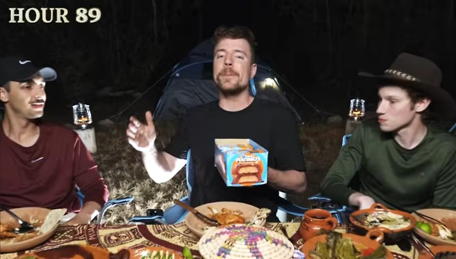 미스터 비스트가 멕시코 유적 소개 영상에서 자신의 초콜릿 브랜드 상품을 홍보하고 있다. 미스터 비스트 유튜브 영상 갈무리