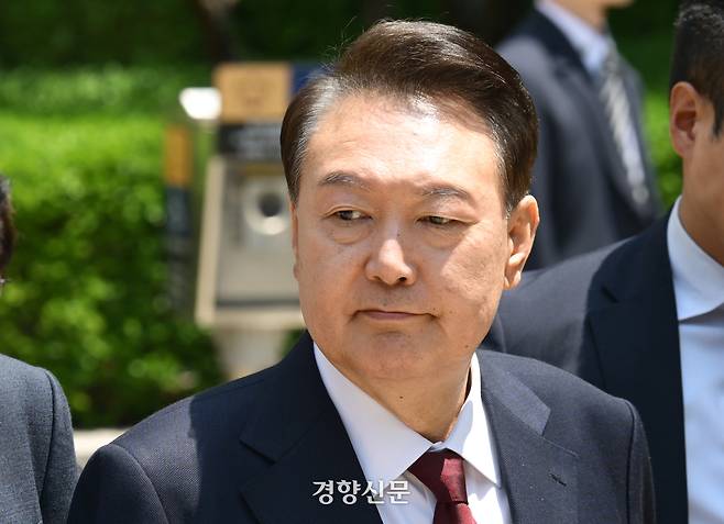 12·3 비상계엄 사태와 관련해 내란 우두머리 혐의 등으로 기소된 윤석열 전 대통령이 12일 서울 서초구 서울중앙지방법원에서 열린 3차 공판에서 오전 공판을 마치고 법원을 나서고 있다. 사진공동취재단