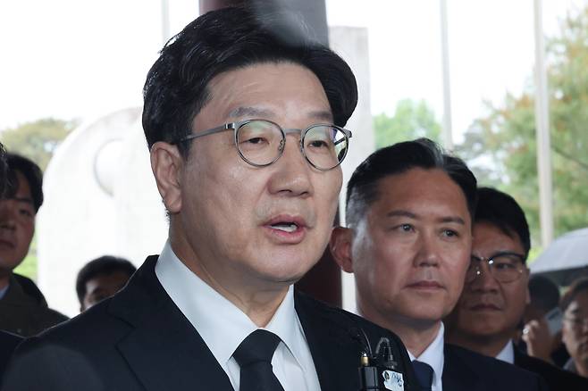 5·18민주화운동 45주년을 이틀 앞둔 16일 권성동 국민의힘 원내대표가 광주 북구 운정동 국립5·18민주묘지를 참배한 뒤 취재진의 질문에 답변하고 있다. 연합뉴스