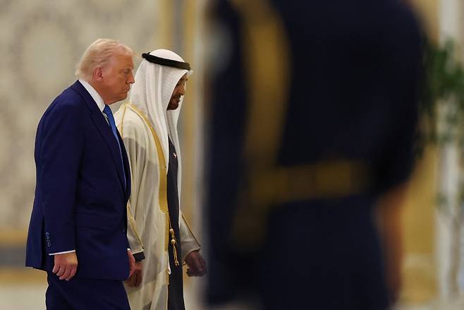 도널드 트럼프 미국 대통령이 15일(현지시간) 아랍에미리트 아부다비의 카스르 알 와탄에서 셰이크 모하메드 빈 자이드 알 나흐얀 아랍에미리트 대통령과 함께 걸어가고 있다. 로이터연합뉴스