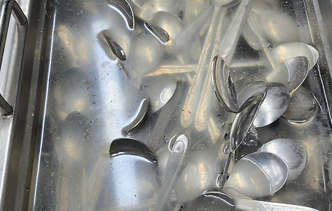 글꽃중학교 조리사들은 지난 4월 11일 손질된 식재료를 사용하게 해달라는 요구를 학교 측이 수용하지 않자 급식을 마치고 설거지를 하지 않은 채 조퇴했다. 이후 15일간 병가를 사용하고 지난 5월 7일 출근했다. 아무도 설거지를 하지 않아 식기가 방치돼 있다. 글꽃중 조리사 제공