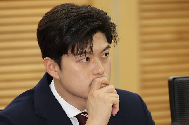 김용태 국민의힘 비상대책위원장이 16일 서울 여의도 국회 의원회관에서 열린 ‘e스포츠 지역리그의 성공적 정착 및 발전을 위한 토론회’에서 참석자들의 발언을 듣고 있다. 연합뉴스