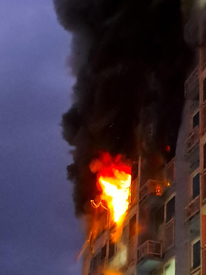 16일 화재가 발생한 경기 포천시의 한 아파트에서 불길이 솟아 오르고 있다. 연합뉴스·포천소방서 제공