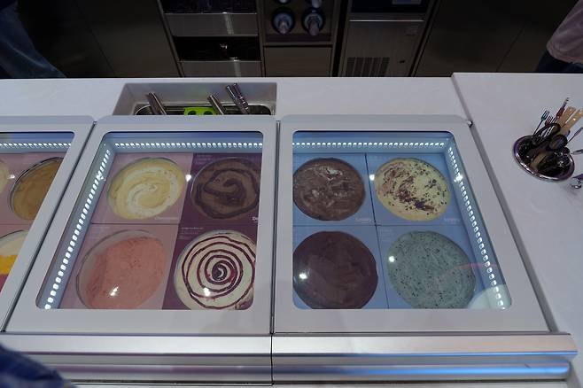 New Baskin Robbins flavors are displayed the Baskin Robbins Chungdam branch in southern Seoul, on May 15 [CHO YONG-JUN]