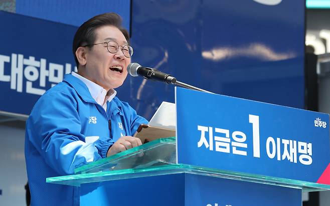 Democratic Party presidential candidate Lee Jae-myung speaks during his campaign in Busan on May 14. [KIM SEONG-RYONG]