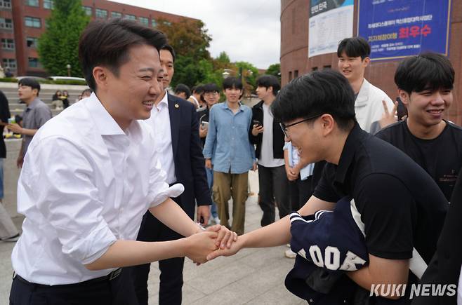 이준석 후보가 16일 오전 단국대 천안캠페스에서 대학생들과 반갑게 악수를 나누고 있다. 사진=홍석원 기자
