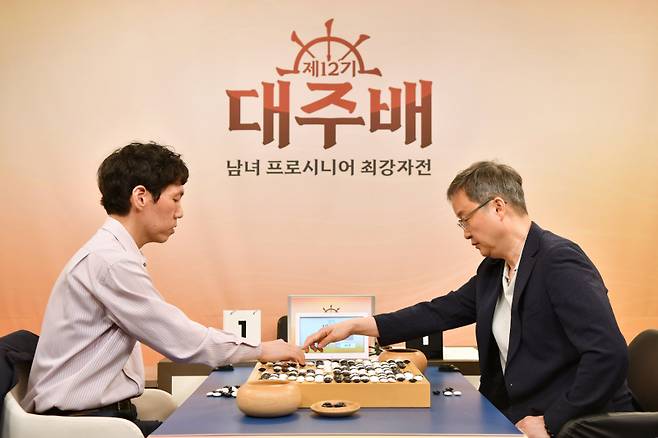 유창혁 9단(오른쪽)이 이창호 9단과 150번째 대국을 승리하면서 대주배 정상에 올랐다. 한국기원 제공