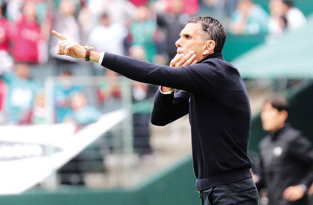 전북 현대 거스 포옛 감독이 지난 6일 전주월드컵경기장에서 열린 프로축구 K리그1 대전 하나 시티즌과의 경기 도중 작전 지시를 하고 있다. 연합뉴스