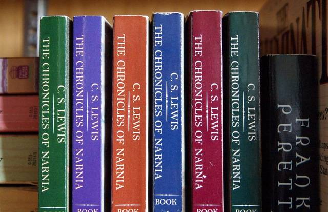 루이스의 판타지 소설 '나니아 연대기' 시리즈. 픽사베이