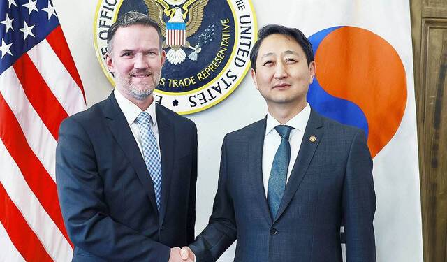 안덕근 산업통상자원부 장관이 지난달 24일(현지시간) 미국 워싱턴DC 무역대표부(USTR) 회의실에서 제이미슨 그리어 미국 무역대표부 대표와 악수하며 기념 촬영하고 있다. 산업통상자원부 제공