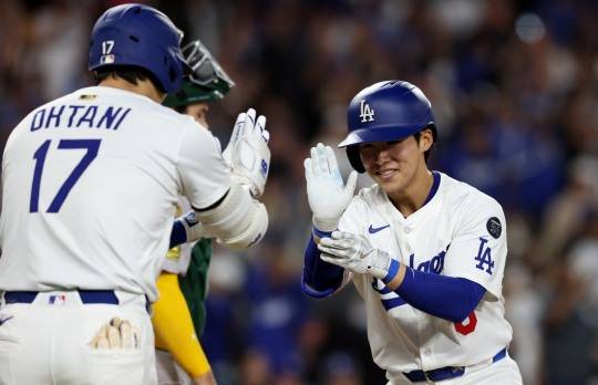 홈런을 치고 오타니(왼쪽)와 세리머니 하는 김혜성. 사진[연합뉴스]