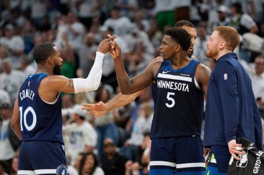 마이크 콘리(왼쪽)의 득점 함께 축하하는 앤서니 에드워즈. 사진[AP=연합뉴스]