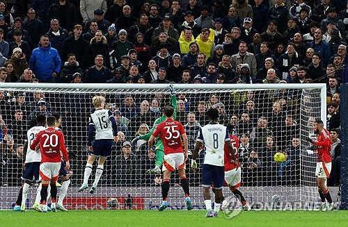 손흥민의 맨유전 코너킥 득점 순간. 사진[로이터=연합뉴스]