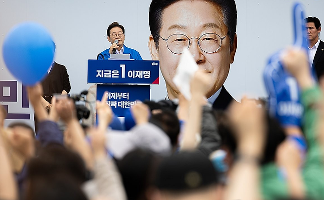 더불어민주당 이재명 대선 후보가 16일 전북 익산시 익산역 동부광장에서 열린 유세에서 지지를 호소하는 연설을 하고 있다. / 사진 = 연합뉴스 [공동취재]