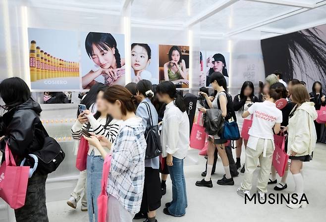 무신사 뷰티 페스타 ‘오직 무신사 뷰티존’을 관람 및 체험하고 있는 고객들 모습 [무신사]