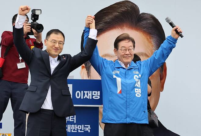 '李 유세' 힘 보탠 무소속 김상욱 이재명 더불어민주당 대선 후보가 16일 전북 익산역 광장 유세에서 김상욱 무소속 의원과 함께 손을 들어 인사하고 있다. 김호영 기자