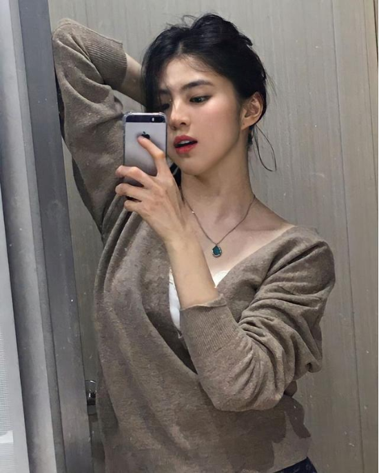 배우 한소희가 최근 2016년 출시된 아이폰SE 1세대를 들고 찍은 사진. (출처=한소희 인스타그램 갈무리)