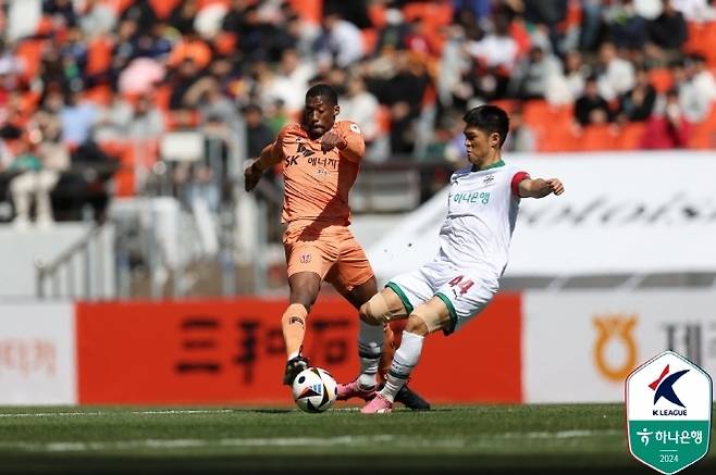 이순민(사진 오른쪽). 사진=한국프로축구연맹