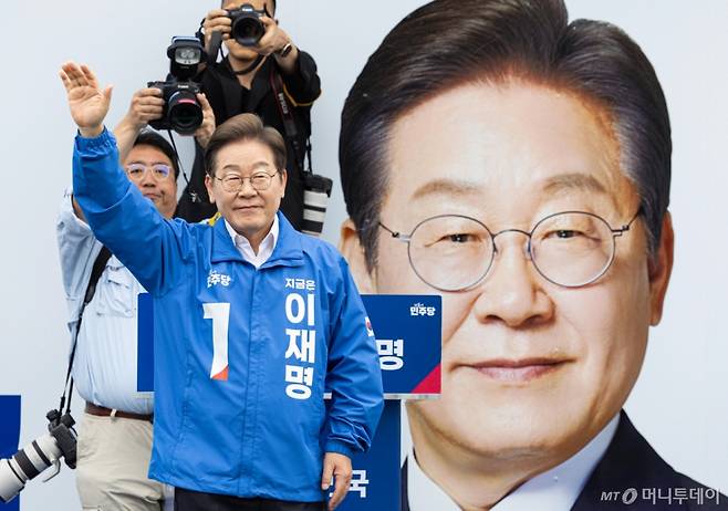 [익산=뉴시스] 조성우 기자 = 이재명 더불어민주당 대선후보가 16일 전북 익산시 익산역 동부광장에서 열린 유세에서 인사하고 있다. (공동취재) 2025.05.16. photo@newsis.com /사진=류현주