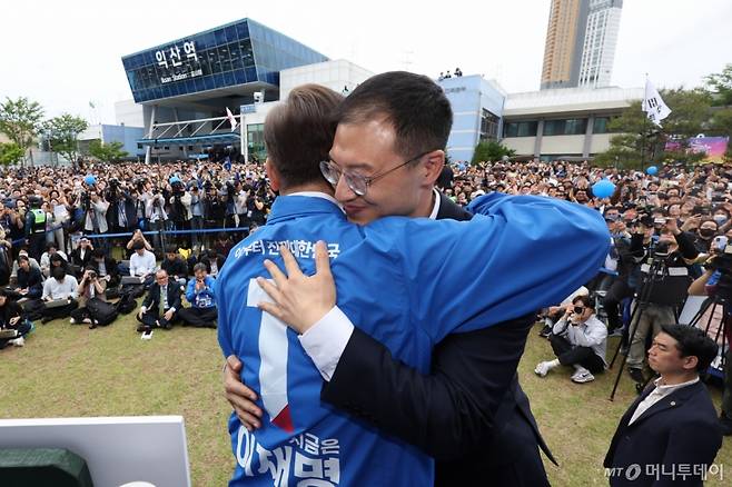 (익산=뉴스1) 이재명 기자 = 이재명 더불어민주당 대통령 후보가 16일 오전 전북 익산시 익산역 동부광장에서 무소속 김상욱 의원을 만나 포옹하고 있다. (공동취재) 2025.5.16/뉴스1  Copyright (C) 뉴스1. All rights reserved. 무단 전재 및 재배포,  AI학습 이용 금지. /사진=(익산=뉴스1) 이재명 기자