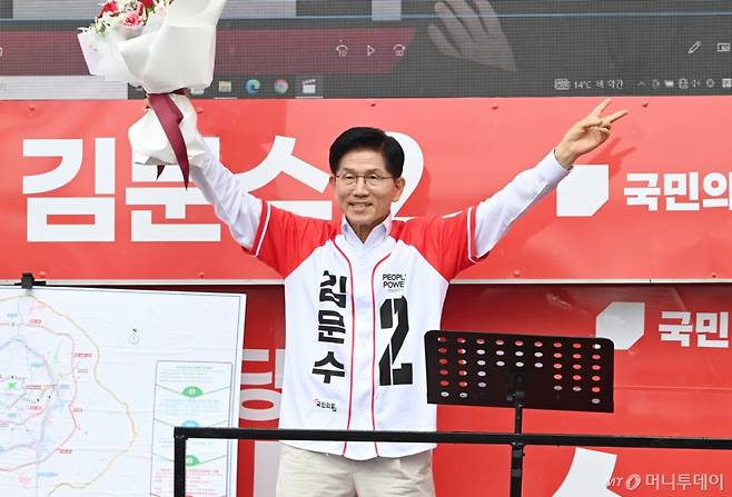 김문수 국민의힘 대선후보가 16일 경기 화성시 동탄역 앞에서 'GTX로 연결되는 나라' 공약 발표에 앞서 지지자들에게 인사하고 있다. /사진=뉴시스