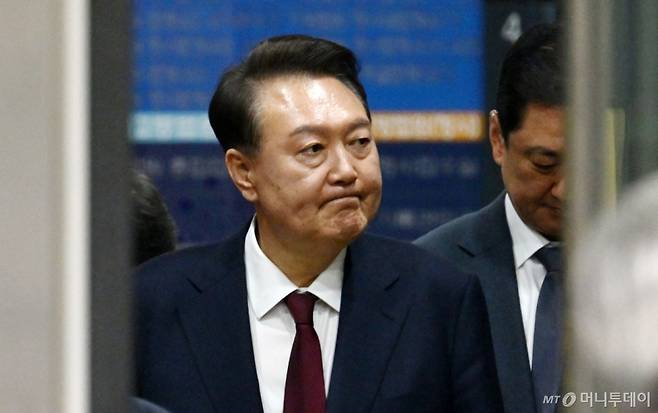 12·3 비상계엄 사태와 관련해 내란 우두머리 혐의 등으로 기소된 윤석열 전 대통령이 12일 서울 서초구 서울중앙지방법원에서 열린 3차 공판을 마친 뒤 법원을 나서고 있다. 2025.5.12/사진=뉴스1 /사진=(서울=뉴스1) 사진공동취재단