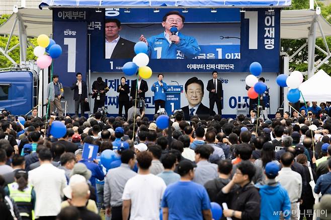 [군산=뉴시스] 조성우 기자 = 이재명 더불어민주당 대선후보가 16일 전북 군산시 구시청광장에서 열린 유세에서 연설하는 가운데 유세장에 인파가 몰려 있다. (공동취재) 2025.05.16. photo@newsis.com /사진=