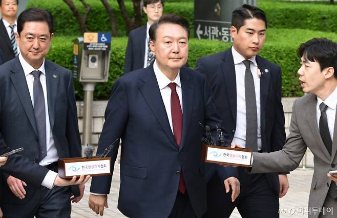 윤석열 전 대통령이 12일 서울 서초구 서울중앙지방법원에서 열린 '내란 우두머리 혐의' 3차 공판을 마치고 귀가하고 있다. 2025.05.12. /사진=뉴시스 /사진=최동준