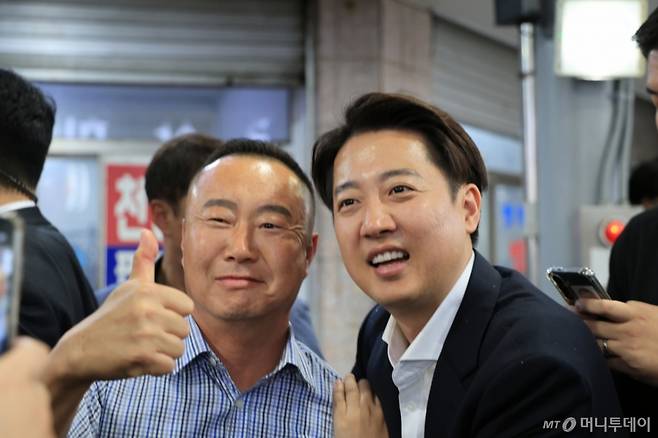 [천안=뉴시스] 박우경 기자=16일 이준석 개혁신당 대통령 후보가 충남권 표심 확보를 위해 충남 천안중앙시장을 찾아 시민과 기념촬영을 하고 있다. 2025.5.16.  /사진=박우경