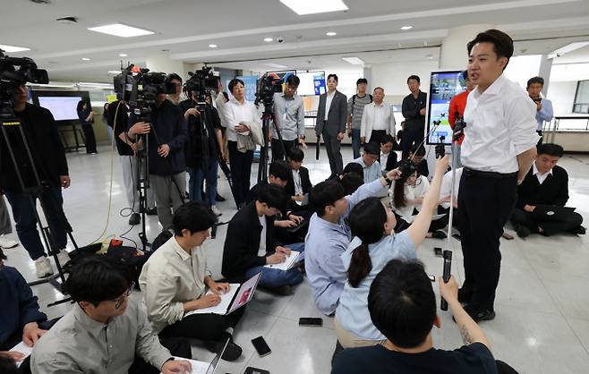 이준석 개혁신당 대선 후보가 16일 충청 민심 공략에 나선다. 사진은 이날 오전 단국대학교 천안캠퍼스에서 기자들과 문답하는 이 후보. /뉴스1