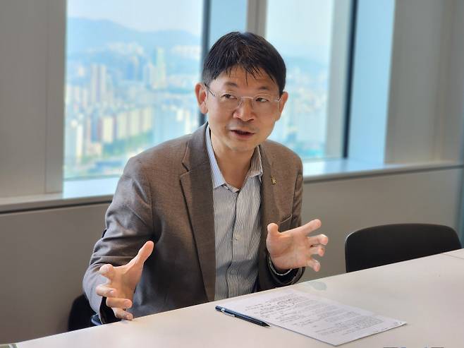 도널드 트럼프 미국 대통령 재집권 100일 맞이해 경제 진단에 나섰다. 사진은 지난 13일 여의도 신한투자증권 회의실에서 만난 오건영 신한프리미어 패스파인더 단장. /사진=박찬규