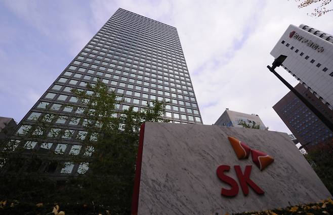 SK에코플랜트가 그룹의 반도체 관련 자회사를 추가 편입하며 종합 서비스 기업으로의 전환에 속도를 내고 있다. 사진은 서울 종로구 SK그룹 본사 전경. /사진=뉴스1