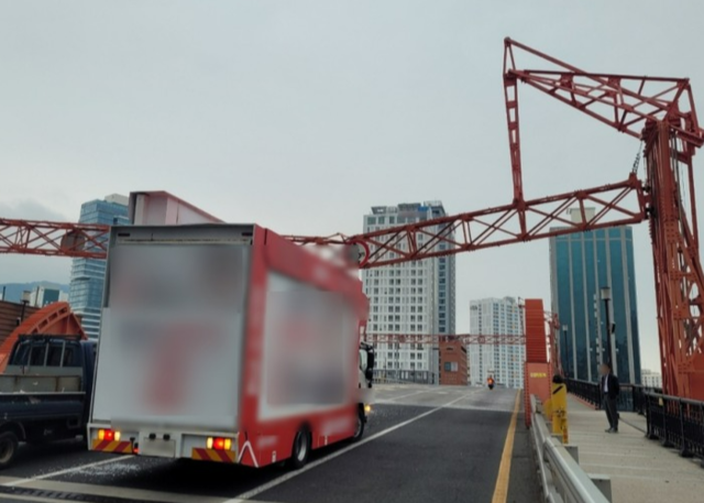 15일 오전 부산 영도다리에서 김문수 후보 유세차량이 높이제한 시설물을 들이받았다. 부산경찰청 제공