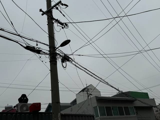 서울 양천구 공중케이블 정비 대상지에 전선이 복잡하게 얽혀있다. 양천구청 제공